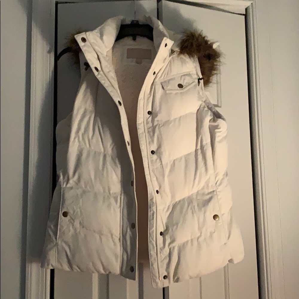 Fur vest with hood that can be taken off